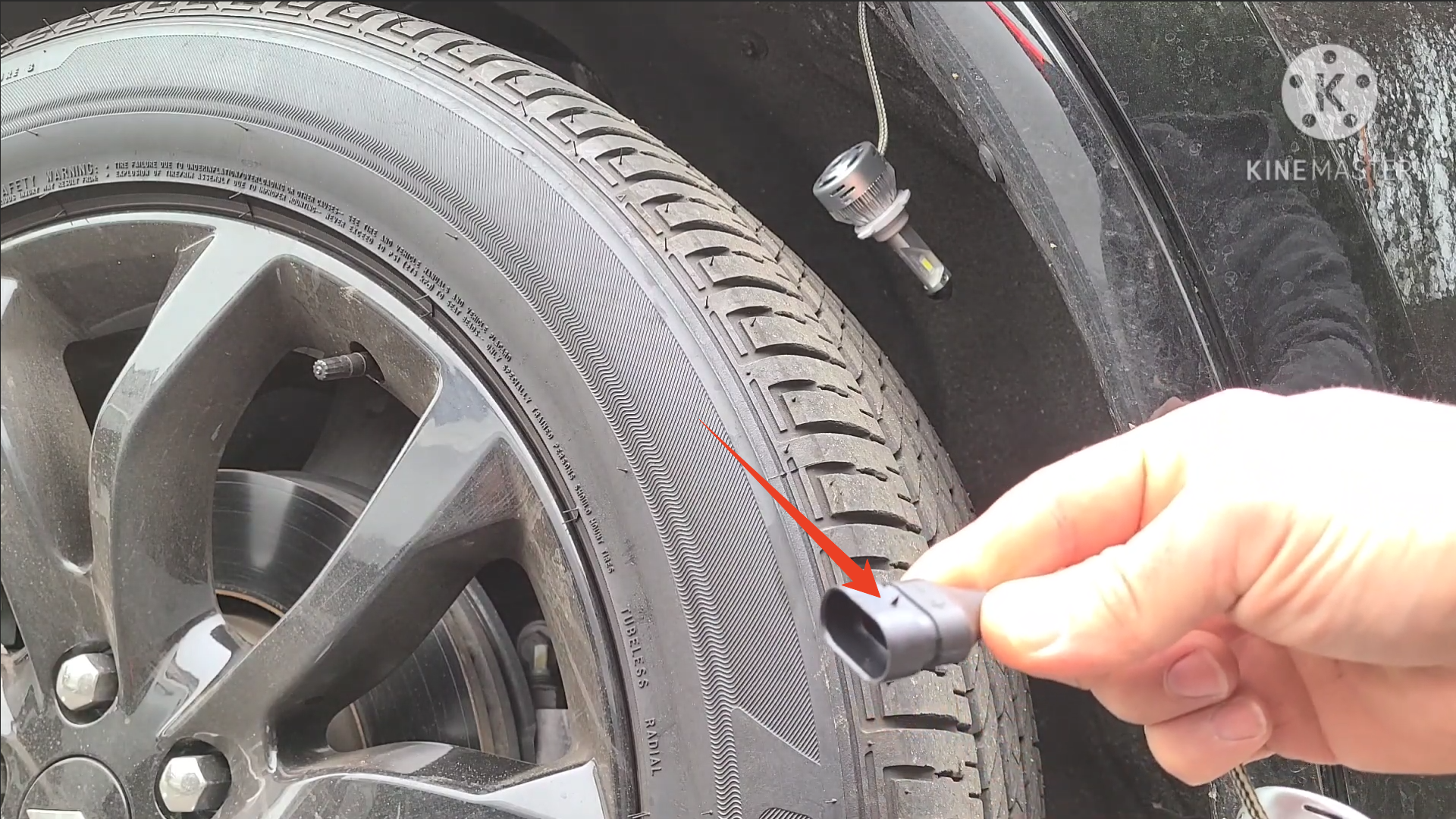 flip the black plug around and reconnect it